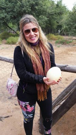 enormes los huevos de avestruces, en las granjas que visitamos