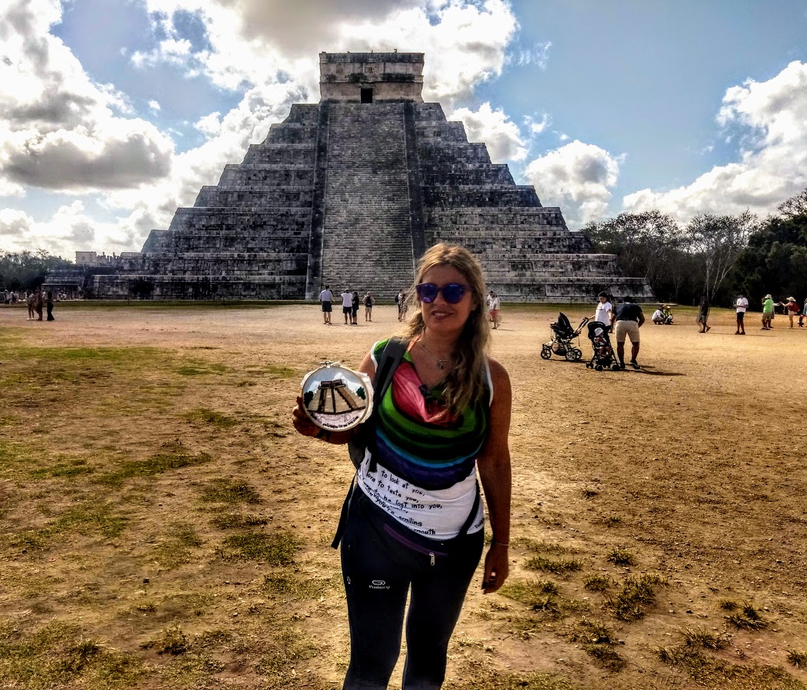 la pirámide maya de Chichen Itzá bordada a mano